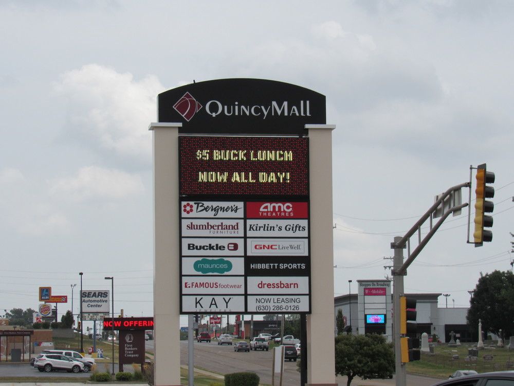 Quincy, IL Second Level Flex Space for Lease: 3203 Broadway St, Quincy, IL 62301